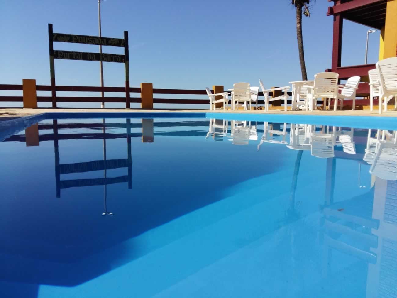 Piscina rodeada por palmeiras